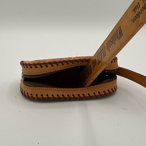 Vtg Cowhide Tooled Leather Coin Purse Wallet handmade Floral Indian Head NH - Picture 8 of 8